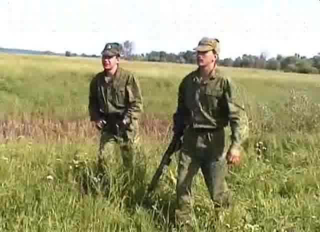 Русские вояки насилуют худую бабу на траве 
